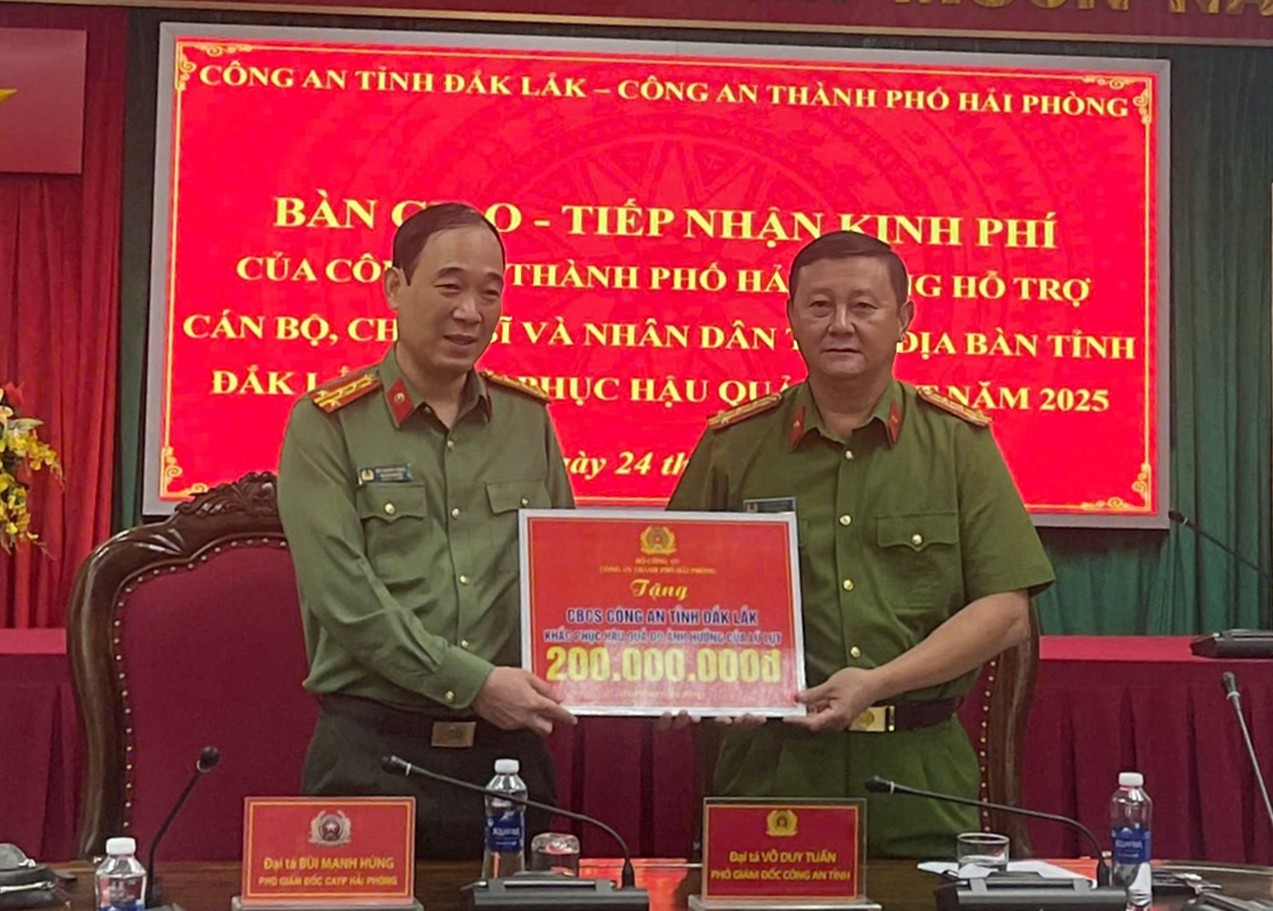 Đoàn công tác Công an thành phố Hải Phòng thăm và hỗ trợ Công an tỉnh Đăk Lăk khắc phục hậu quả mưa lũ